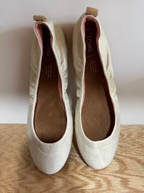 NWOT - TOMS Cream Linen Ballet Flats